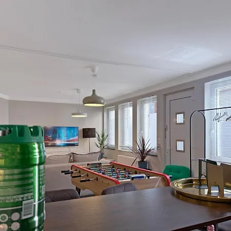 Central Stuttgart Group Duplex Sleeps 13 Games Ps5 Patio Casa de Férias