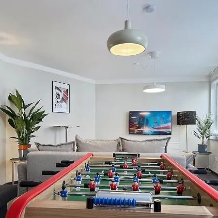 Zentr Gruppen-duplex 13 Schlafplaetze, Ps5, Spiele & Terrasse *